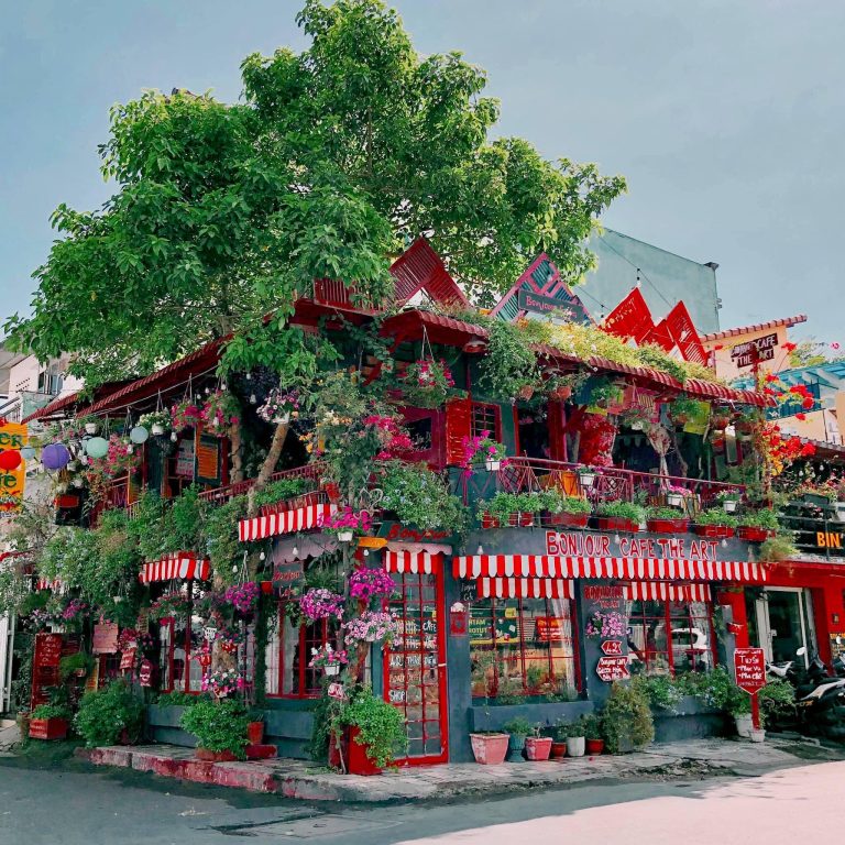 Khu vườn Paris cổ tích tuyệt đẹp tại Bonjour Cafe The Art 9