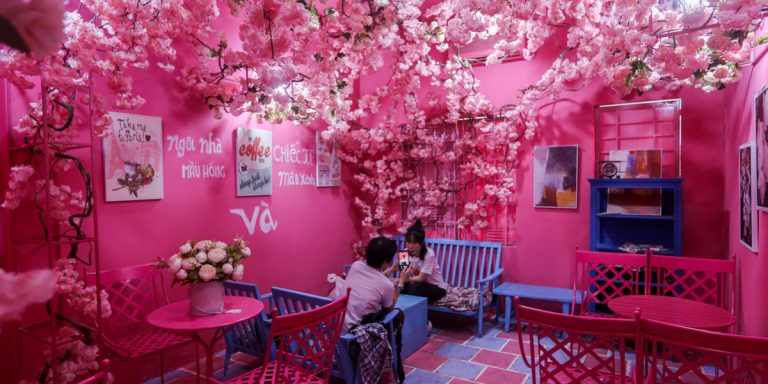 Quán cafe ngôi nhà màu hồng và chiếc xe màu xanh 7